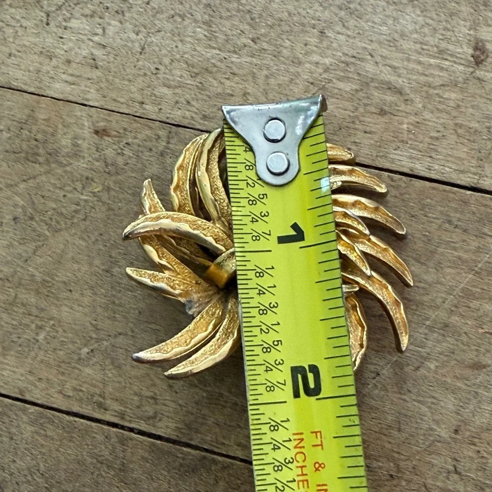 Vintage 1960s Gold‎ Tone Textured Spray Brooch Pin, MCM Wheat Leaf Swirl